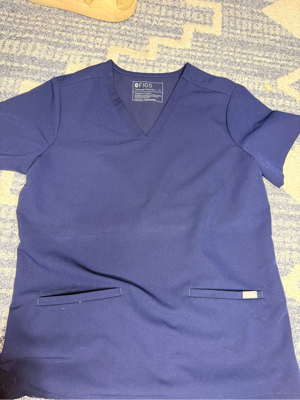 LIKE NEW FIGS Women’s Navy Scrub Top & Pants Set - Picture 3 of 5